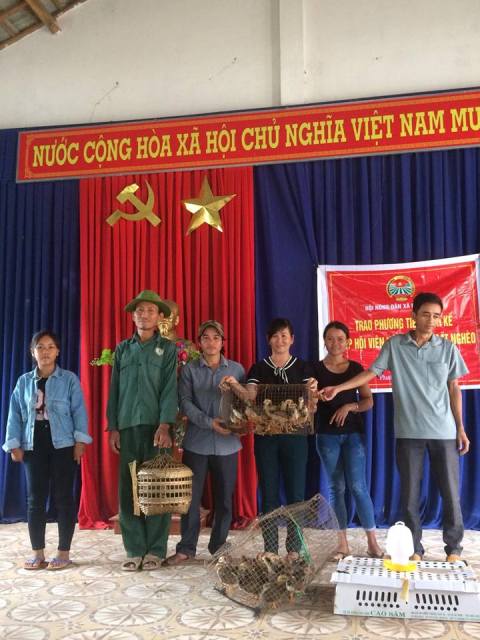 Hội Nông dân xã Phước Trà trao phương tiện sinh kế cho các hộ nông dân