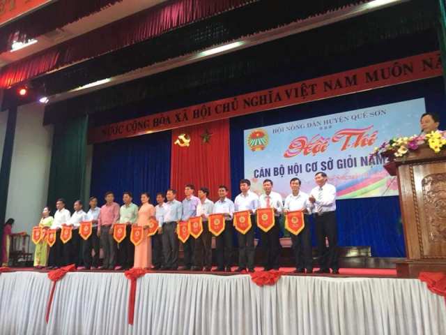 Đ/c Phạm Đình Bảy - CT HND huyện trao cờ lưu niệm cho các đơn vị tham gia hội thi
