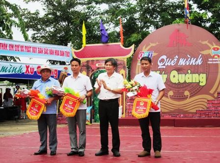 Ông Mai Văn Tư - Giám đốc Đài Phát thanh - truyền hình Quảng Nam tặng hoa và cờ lưu niệm cho đại diện các đơn vị tài trợ chương trình.
