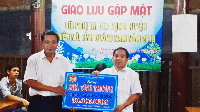 Đ/c Trần Việt Phương - Chủ tịch HND huyện Đại Lộc trao biển tượng trưng cho HND Nam Giang