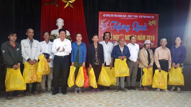 Ông Vũ Văn Thẩm - Chủ tịch HND tỉnh và Ông Phan Ngọc Anh - GĐ Công ty TNHH VLXD Phan Ngọc Anh trao quà tết cho bà con nông dân