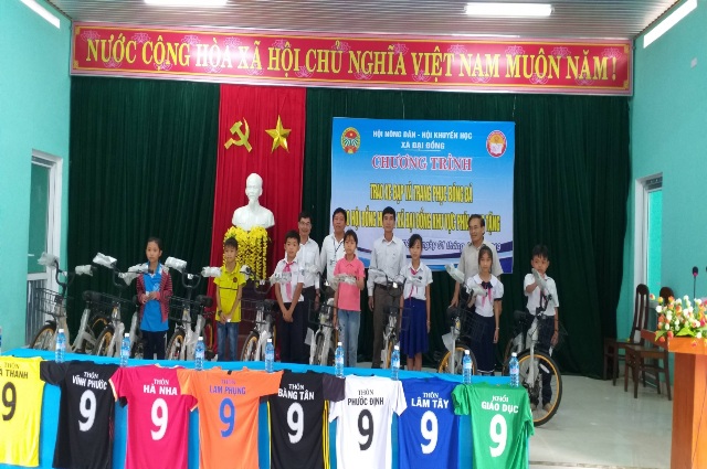 HND xã Đại Hồng trao xe đạp và đồng phục thể thao