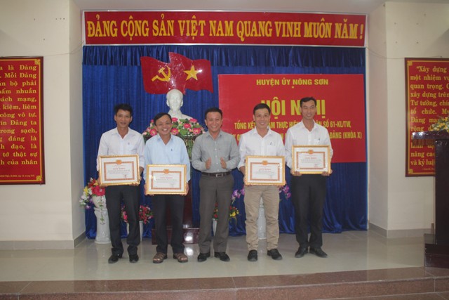 Đồng chí Thái Bình - Tỉnh ủy viên - Bí thư Huyện ủy trao giấy khen cho tập thể, cá nhân tiêu biểu