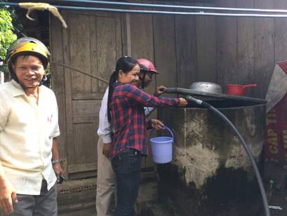 Khử trùng nước sinh hoạt của  hộ nông dân.