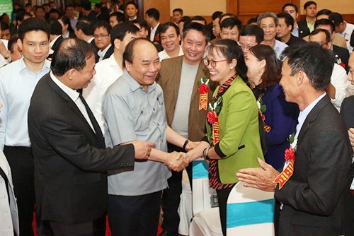 Thủ tướng Chính phủ Nguyễn Xuân Phúc gặp gỡ nông dân bên lề Hội nghị đối thoại với nông dân năm 2018. (ảnh: Đàm Duy)