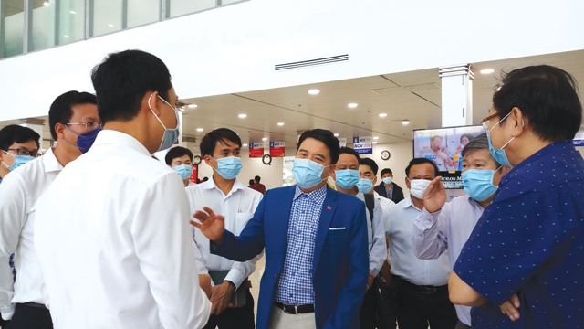 Lãnh đạo tỉnh khảo sát công tác phòng chống dịch tại khu vực sân bay Chu Lai - Núi Thành vào chiều ngày 6.2.2020. Ảnh: ALĂNG NGƯỚC