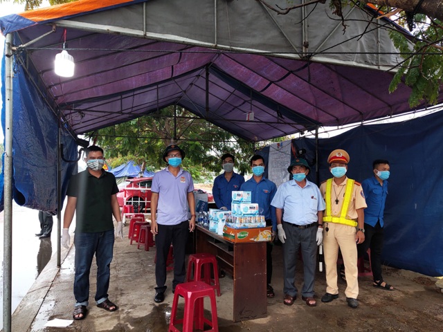 Hội Nông dân thị xã Điện Bàn (Quảng Nam) đã đi thăm và tặng quà tại các điểm kiểm tra y tế, khu cách ly nhằm động viên tinh thần của các chiến sĩ tuyến đầu làm nhiệm vụ.