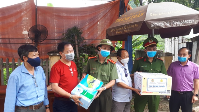 Đ.c Vũ Văn Thẩm - Chủ tịch HND tỉnh tặng quà cho lực lượng phòng chống dịch