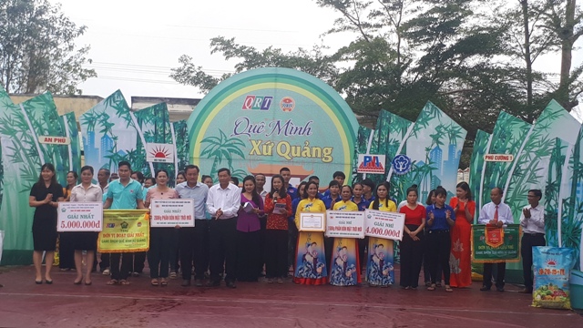 Lãnh đạo HND tỉnh và huyện Quế Sơn trao thưởng cho các đội thi