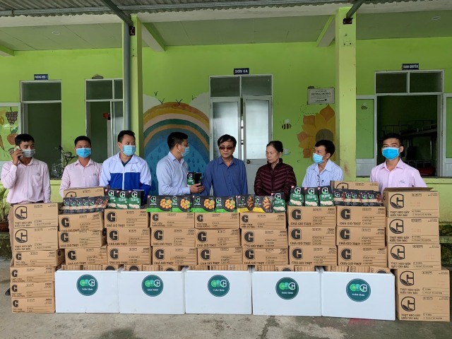 Đại diện Tập đoàn Greenfeed Việt Nam và Hội Nông dân tỉnh trao quà cho các Trung tâm bảo trợ, nuôi dưỡng trẻ em có hoàn cảnh đặc biệt khó khăn
