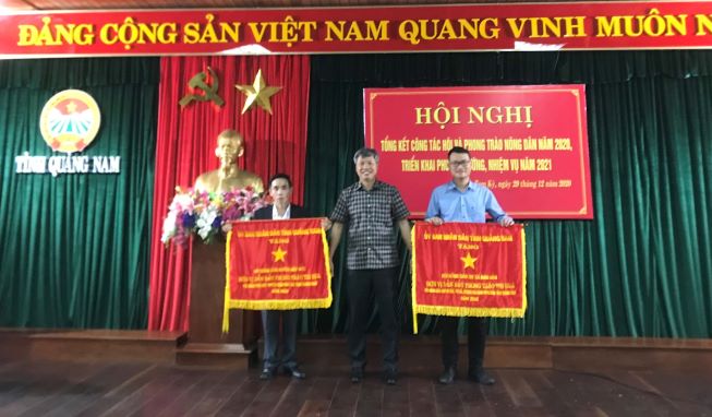 Đ/c Hồ Quang Bửu - PCT UBND tỉnh đã tặng cờ dẫn đầu thi đua cho Hội Nông dân Thị xã Điện Bàn và huyện Hiệp Đức