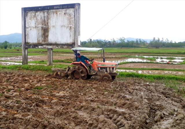 Những ngày qua, nông dân trên địa bàn tỉnh khẩn trương làm đất để triển khai gieo sạ vụ đông xuân 2020 - 2021. Ảnh: VĂN SỰ