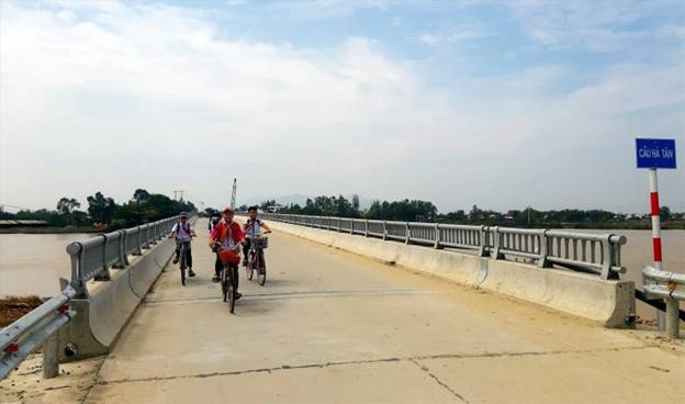 Cầu Hà Tân vừa được đầu tư xây dựng hoàn thành sẽ tạo động lực thúc đẩy kinh tế - xã hội của Duy Vinh phát triển.