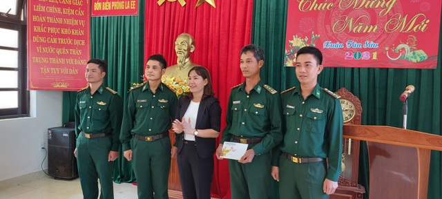Bà Lê Thị Minh Tâm - Chủ tịch Hội Nông dân tỉnh thăm hỏi động viên các chiến sĩ biên phòng của Đồn biên phòng La Êê