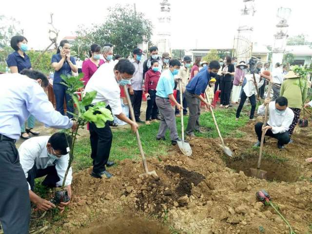 Các đồng chí đại biểu  tham gia trồng cây tại buổi lễ