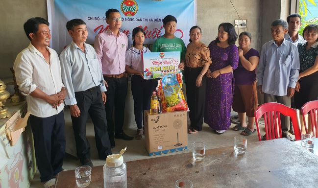 Chi bộ - cơ quan Hội Nông dân Thị xã Điện Bàn nhận nuôi con nuôi