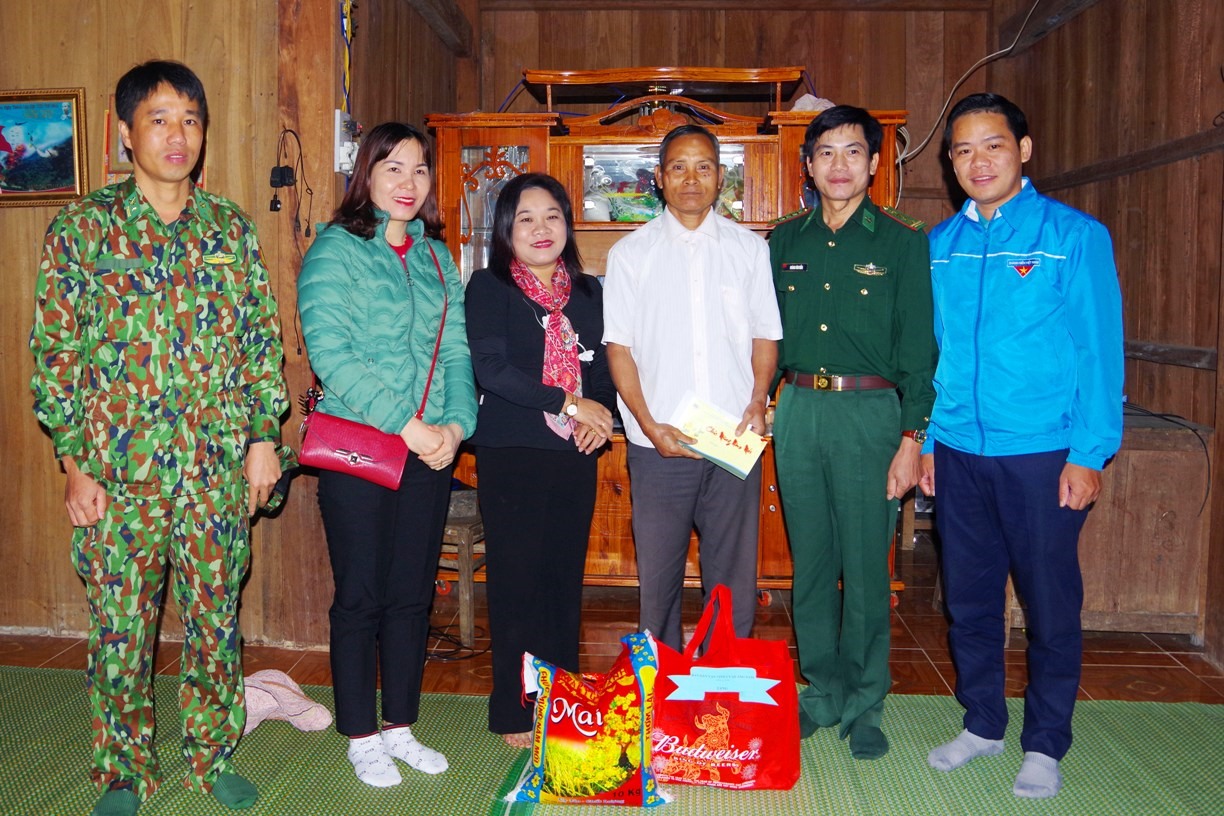 Lãnh đạo Ban Dân vận Tỉnh ủy, Hội Nông dân, Tỉnh đoàn và Biên phòng Quảng Nam thăm, tặng quà ông Pơloong Tư - người có uy tín tại thôn 47, xã Đắc Pring