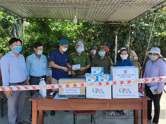 Hội Nông dân thị xã Điện Bàn tặng quà cho các chốt kiểm soát y tế trên địa bàn thị xã