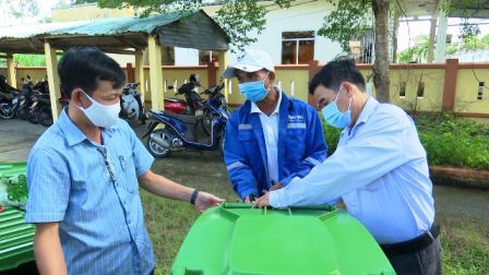 Ông Nguyễn Út - Phó Chủ tịch HND tỉnh bàn giao thùng rác cho HND xã Quế Mỹ