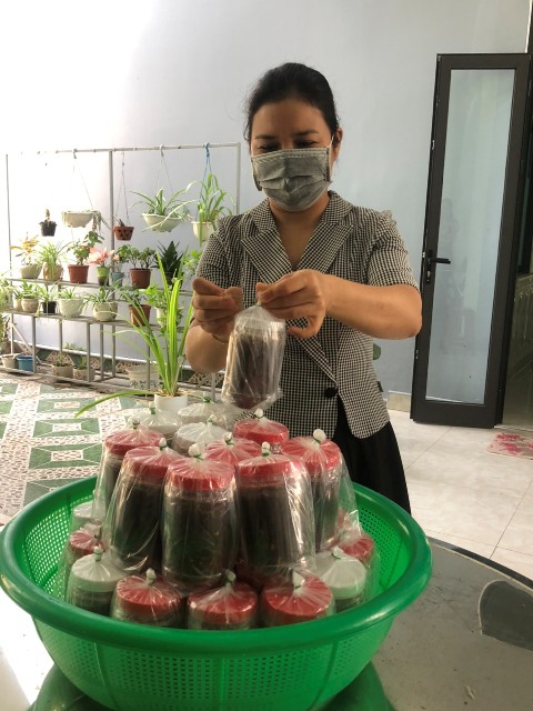 Cán bộ HND Quảng Nam tự làm món thịt heo kho ruốc gửi tặng đồng nghiệp HND TP Hồ Chí Minh và HND thành phố Đà Nẵng