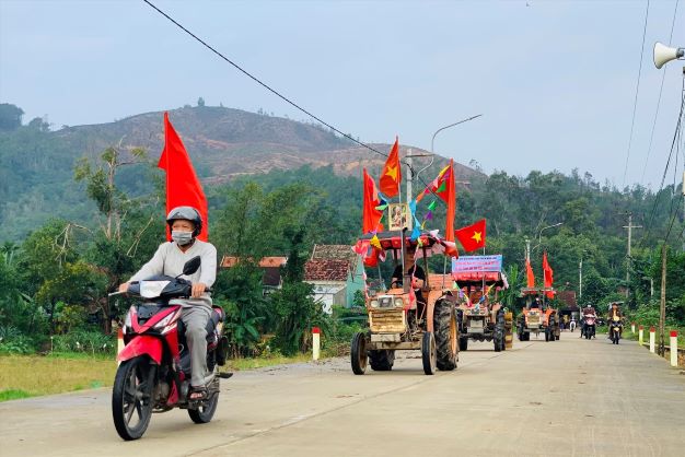 Các đội huy động toàn bộ máy cày diễu hành trên trục đường chính của thôn An Thành (Duy Trung, Duy Xuyên). Ảnh: T.N