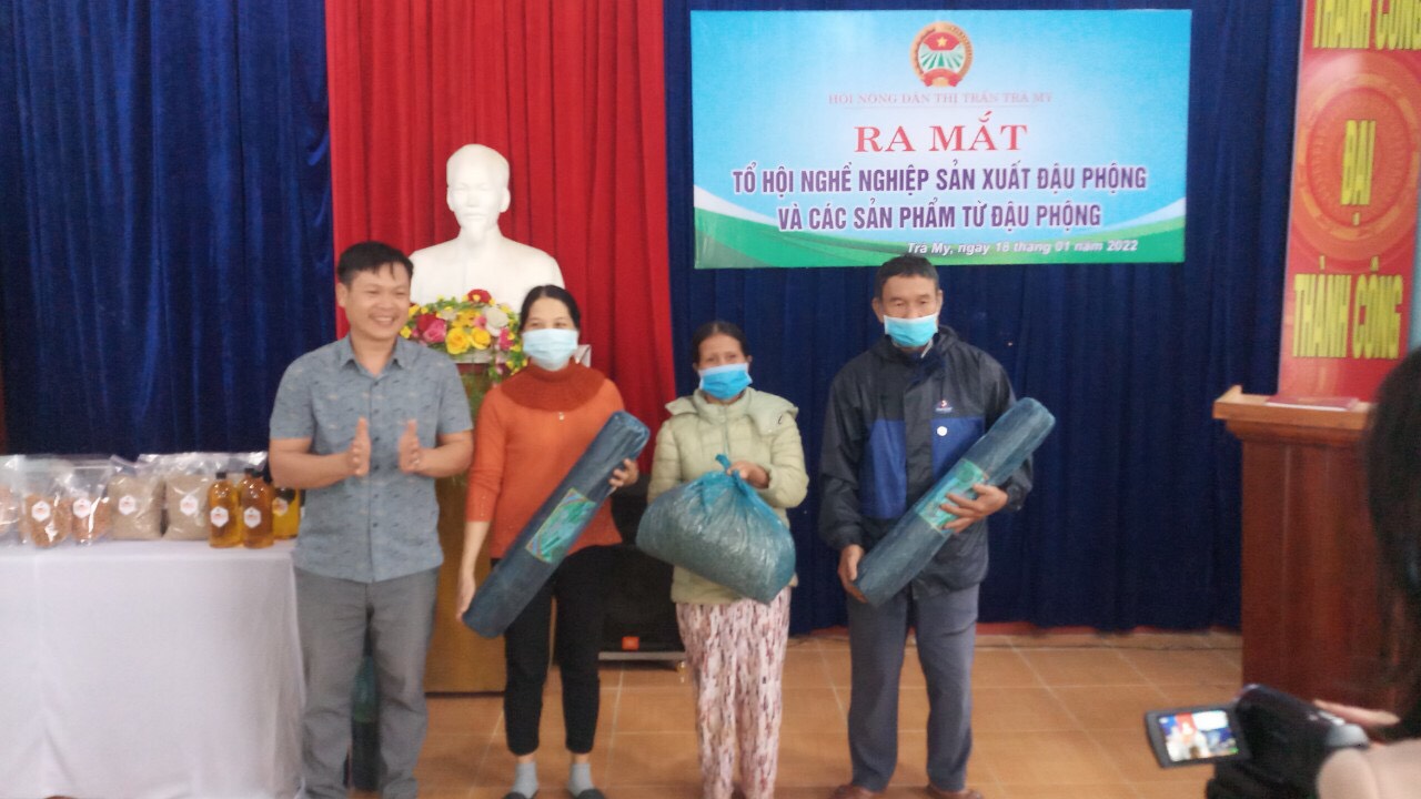 HND thị trấn tặng đậu phộng giối và phương tiện sản xuất cho hội viên tham gia tổ Hội nghề nghiệp