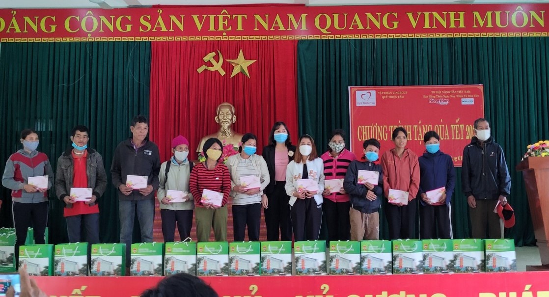 Trung ương Hội Nông dân Việt Nam tặng quà Tết cho bà con nông dân xã Trà Don, huyện Nam Trà My