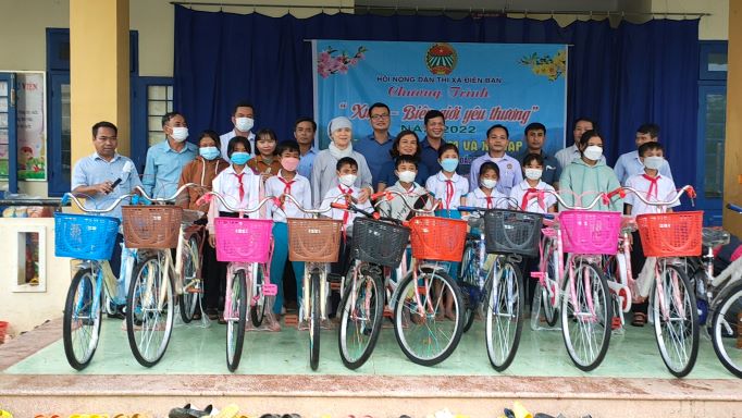 Tặng xe đạp tiếp sức đến trường cho  học sinh Trường Tiểu học và THCS xã ĐắcPring, Đắc Pre