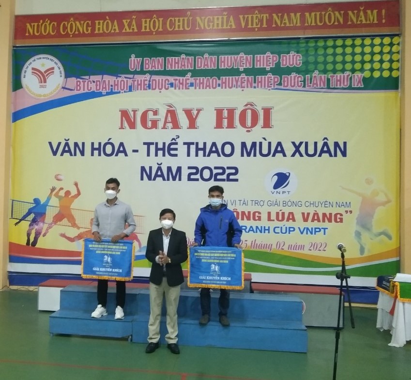 Đ/c Phạm Chí Sang - PCT HND huyện trao thưởng cho các đơn vị
