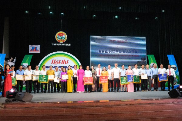 Lãnh đạo tỉnh trao thưởng cho các đơn vị đạt giải tại Hội thi