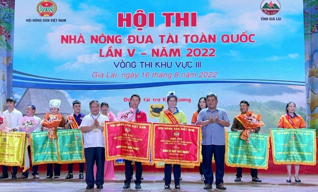 Lãnh đạo Trung ương Hội Nông dân Việt Nam và tỉnh Gia Lai trao giải Nhất cho đơn vị Quảng Nam và Lâm Đồng