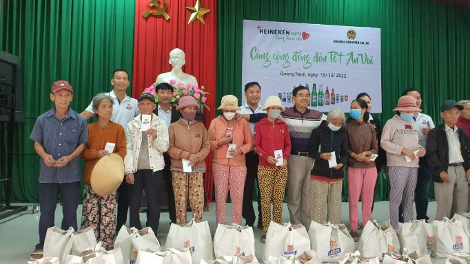 Đ.c Trương Hữu Mai - CT HND huyện Đại Lộc và đại diện công ty bia Heineken trao quà cho HVND