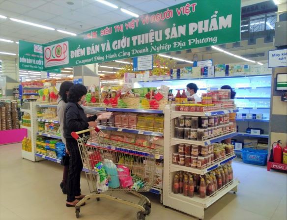 iêu thị Co.opMart Tam Kỳ bố trí riêng gian hàng Việt và gian hàng OCOP Quảng Nam. Ảnh: T.S