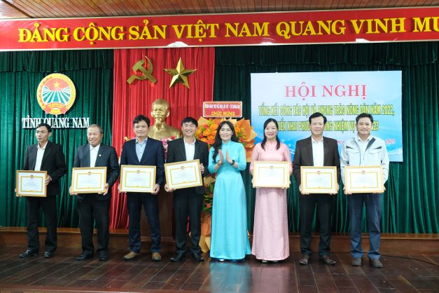 Đ/c Thái Thị Bích Phin – Phó Chủ tịch Hội Nông dân tỉnh trao thưởng cho các đơn vị đạt giải