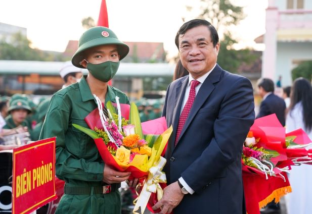 Bí thư Tỉnh ủy Phan Việt Cường tặng hoa chúc mừng thanh niên Thăng Bình trước giờ lên đường nhập ngũ. Ảnh: H.Q