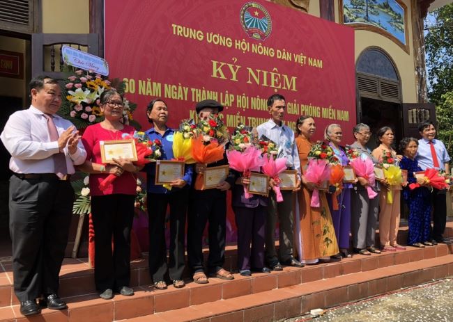 Đ/c Đinh Khắc Đính - PCT BCH Trung ương HND Việt Nam trao kỷ niệm chương vì giai cấp NDVN cho cựu cán bộ Hội Nông dân giải phóng miền Nam, khu vực miền Trung - Tây nguyên, nhân KN 60 năm thành lập