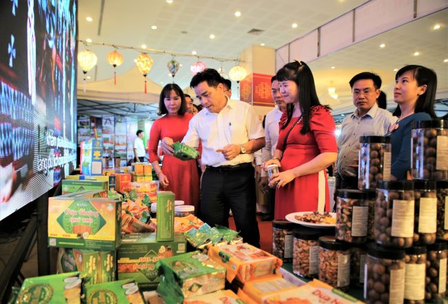 Phó Bí thư Thường trực Tỉnh ủy Lê Văn Dũng tham quan gian hàng trưng bày sản phẩm đặc trưng của Quảng Nam tại Lào. Ảnh: ALĂNG NGƯỚC