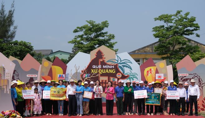 BTC trao giải cho các đội thi  "Quê mình Xứ Quảng" tại xã Tam Phước, huyện Phú Ninh