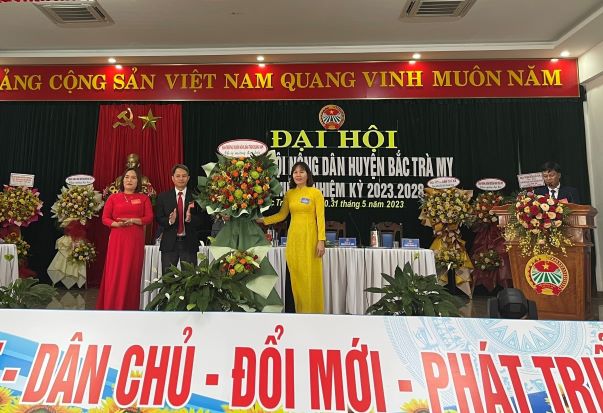 Đ/c Lê Thị Minh Tâm - Chủ tịch Hội Nông dân tỉnh tặng hoa chúc mừng Đại hội