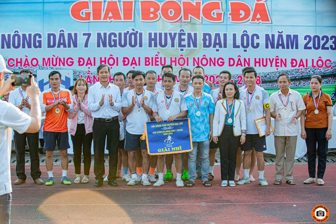 Đ/c Nguyễn Văn Thận - PCT Hội Nông dân tỉnh trao thưởng cho đội đạt giải nhì