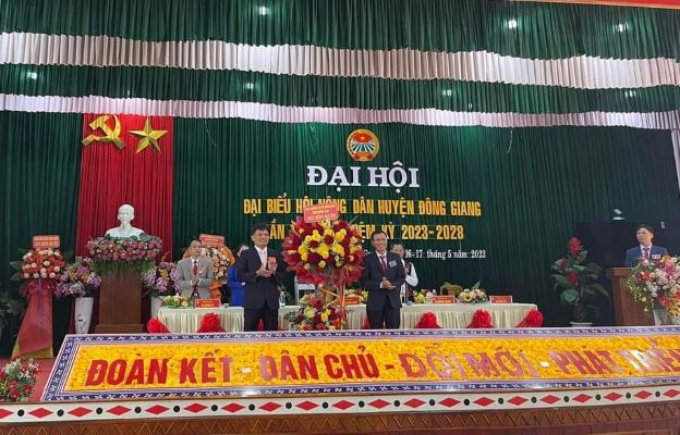 Đ/c Nguyễn Út - Phó Chủ tịch Thường trực HND tỉnh trao hoa chúc mừng Đại hội
