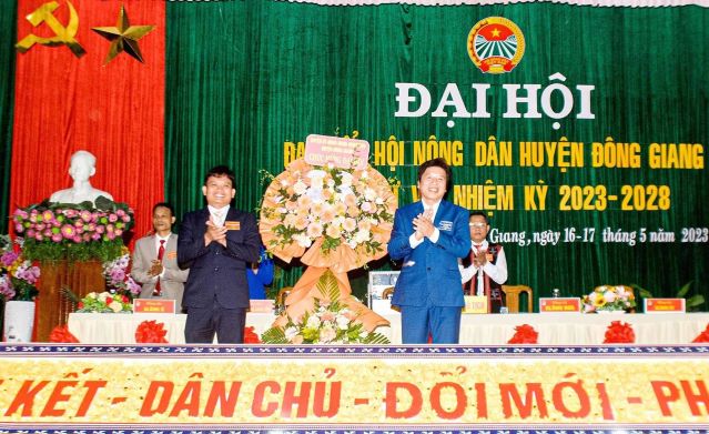 Ông A Vô Tô Phương - Chủ tịch UBND huyện Đông Giang (bên phải) tặng hoa chúc mừng đại hội. Ảnh: T.VƯƠNG