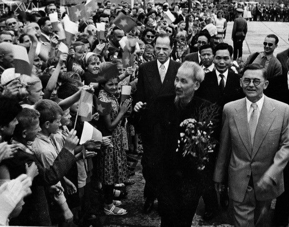 Nhân dân thủ đô Vácxava nhiệt liệt hoan nghênh Hồ Chủ tịch sang thăm nước Cộng hòa nhân dân Ba Lan năm 1957. (ảnh tư liệu)