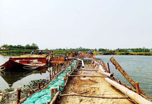 Thị xã Điện Bàn đã thi công xong tuyến đập thời vụ ngăn mặn - giữ ngọt trên sông Vĩnh Điện. Ảnh: PV