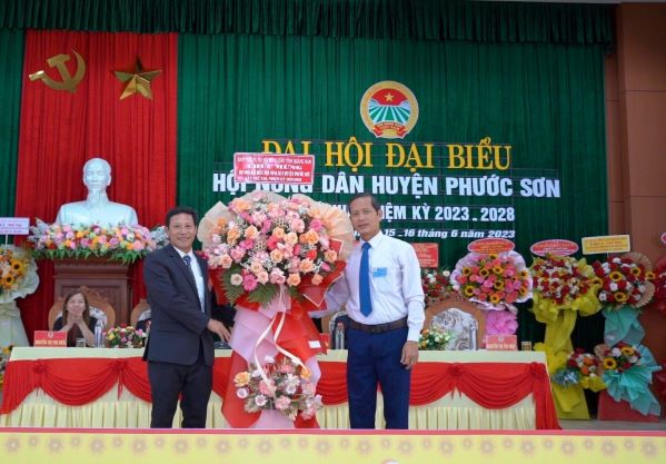 Đ/c Nguyễn Văn Thận - Phó Chủ tịch Hội Nông dân tỉnh tặng hoa chúc mừng Đại hội