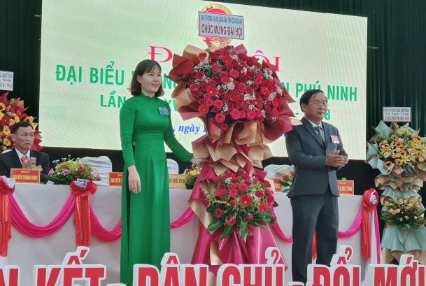 Đ/c Lê Thị Minh Tâm - Chủ tịch Hội Nông dân tỉnh tặng hoa chúc mừng Đại hội
