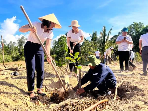 Lãnh đạo HND tỉnh trồng cây tại Lễ phát động mô hình "Vườn Cây Nông dân"