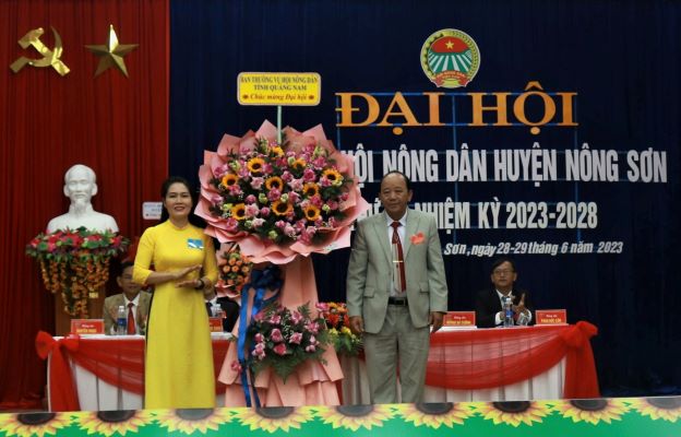 Đ/c Thái Thị Bích Phin - Phó Chủ tịch HND tỉnh tặng hoa chúc mừng Đại hội