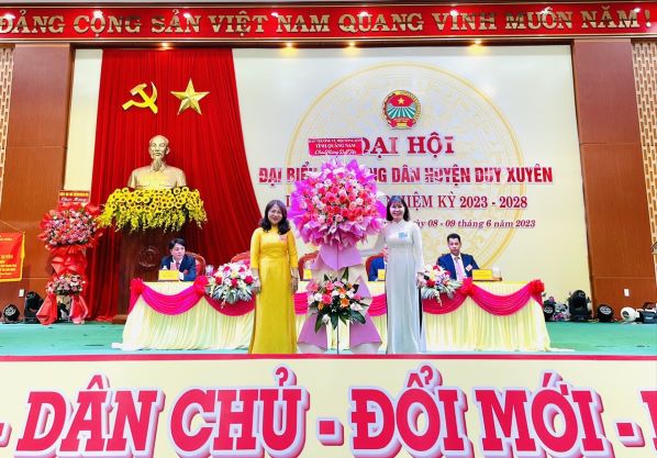 Đ/c Lê Thị Minh Tâm - TUV, Chủ tịch HND tỉnh tặng hoa chúc mừng Đại hội