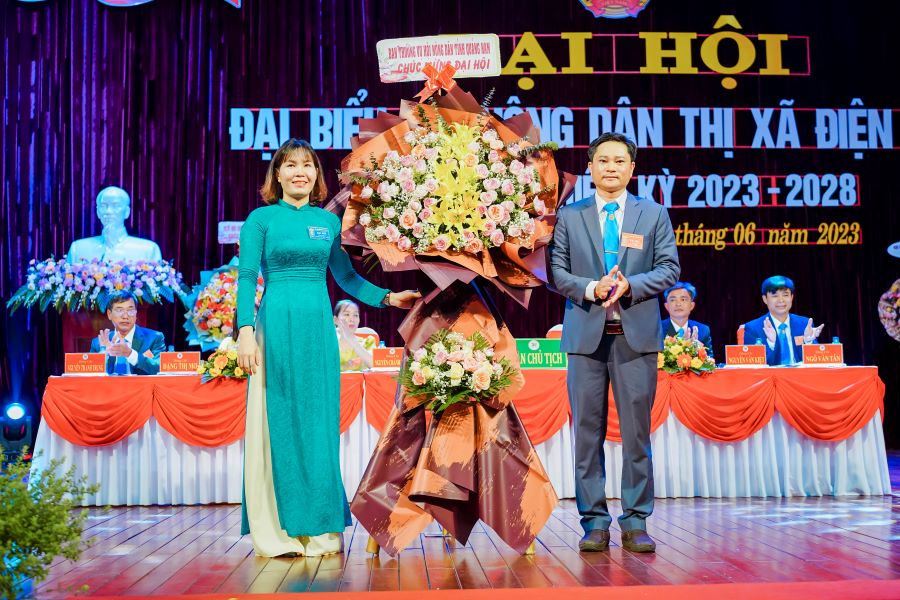 Đồng chí Lê Thị Minh Tâm – Chủ tịch Hội Nông dân tỉnh Quảng Nam tặng hoa chúc mừng Đại hội